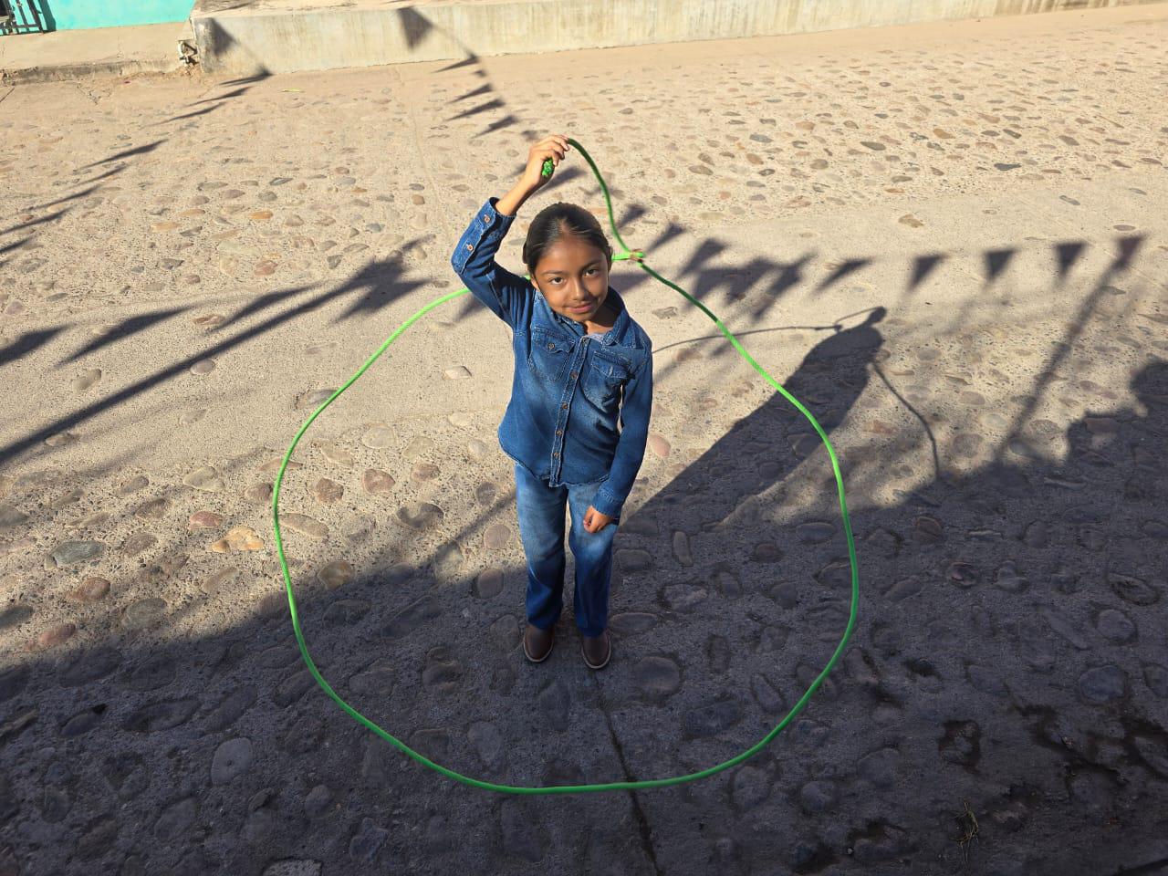 $!Pequeños charros de Cacalotán ofrecen paseos a caballo para costear indumentaria