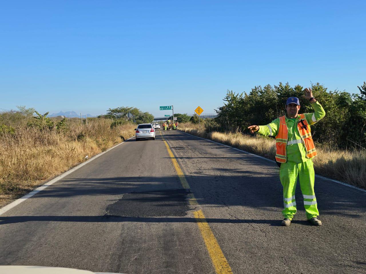 $!Anuncia Obras Públicas de Rosario que SCT atiende con bacheo de la carretera México 15