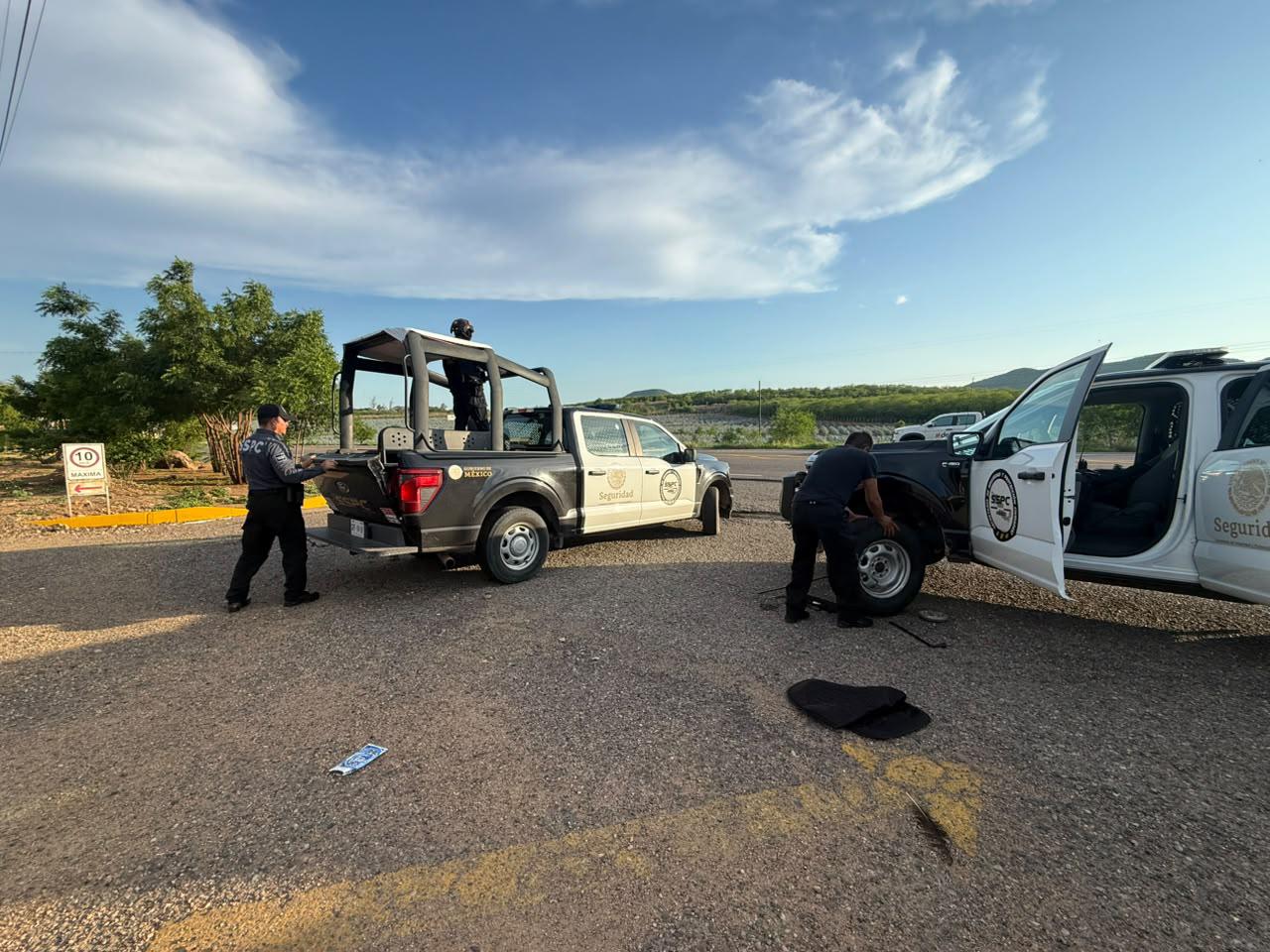 $!Persecución y enfrentamiento al norte de Culiacán deja vehículos dañados por ponchallantas