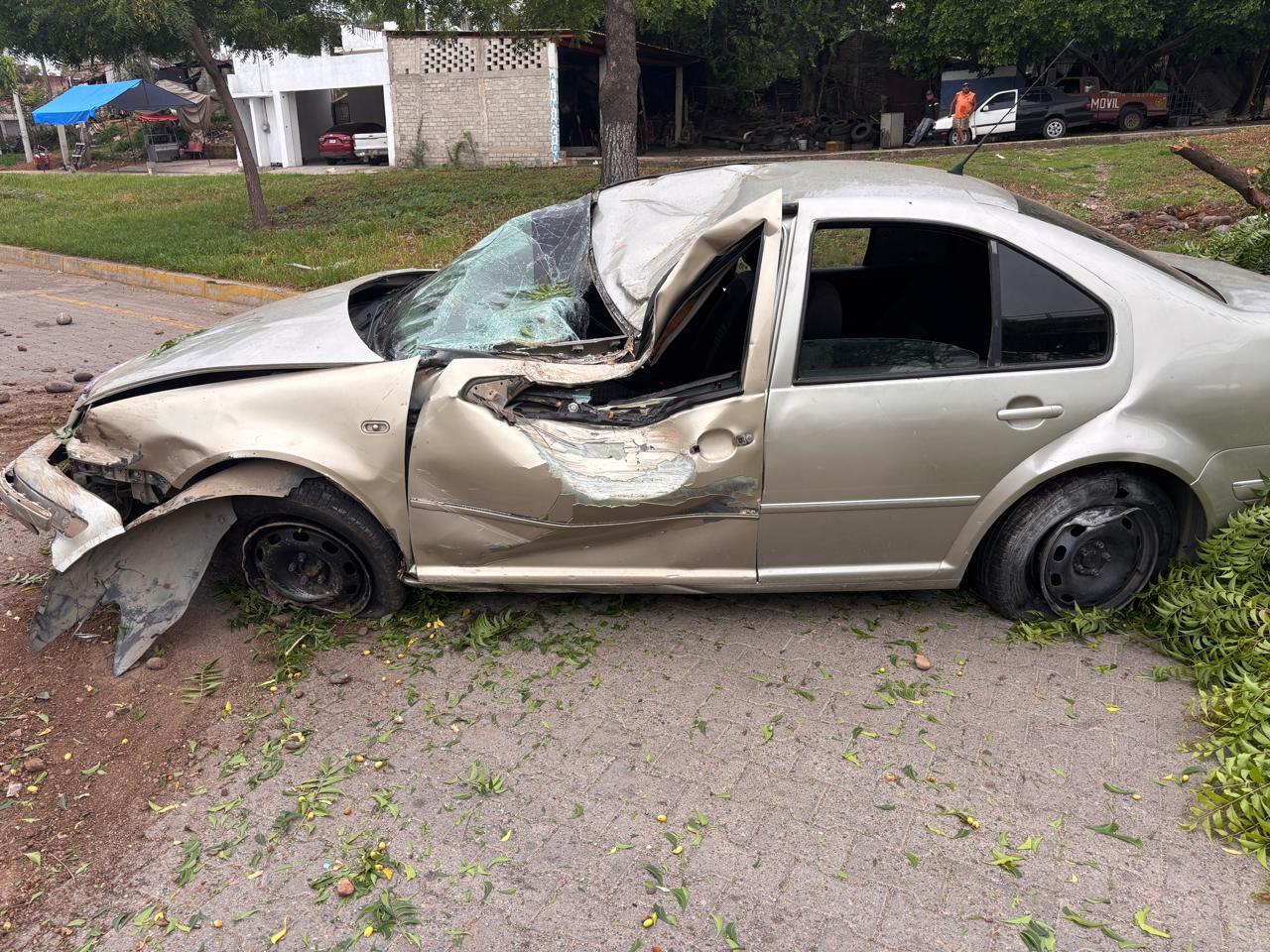 $!Conductor choca contra poste y árbol del camellón en el malecón de Rosario