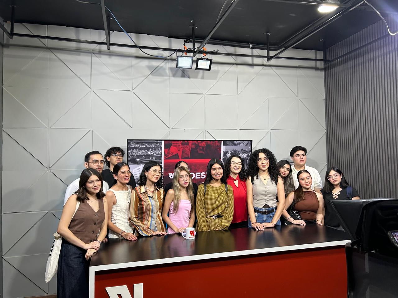 $!Los alumnos e la UAdeO visitan el estudio de Noticiero Noroeste, donde Paulina Otáñez comparte su experiencia como conductora.