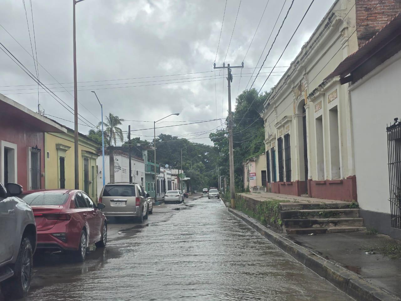 $!Se desbordan lagunas de El Rosario por tercera vez en la temporada; colonias reportan inundaciones y temor por contaminación