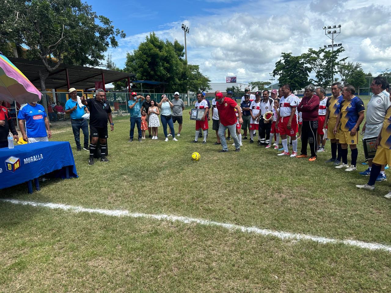 $!Arranca la temporada 2025 de la Liga 65 y Más del Club Muralla con emotivo homenaje a figuras del futbol veterano