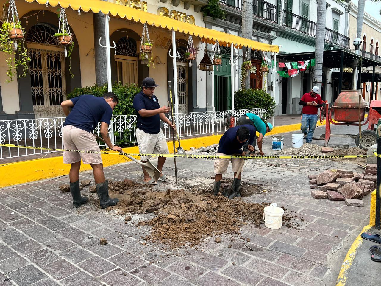 $!Atiende Gobierno de Mazatlán reporte ciudadano sobre daños en calle junto a la Plazuela Machado