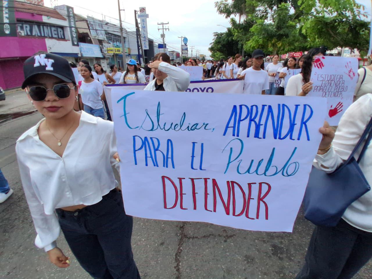 $!Marchan estudiantes de la UAS en Mazatlán por el 2 de octubre
