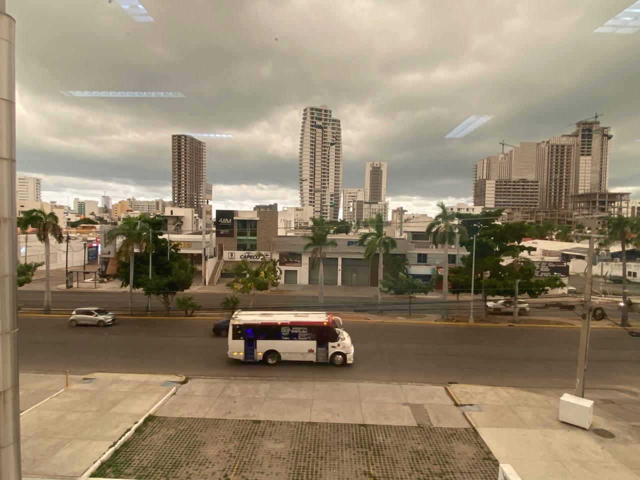 $!Alertan por lluvias fuertes en Mazatlán; reportan precipitaciones en varios sectores
