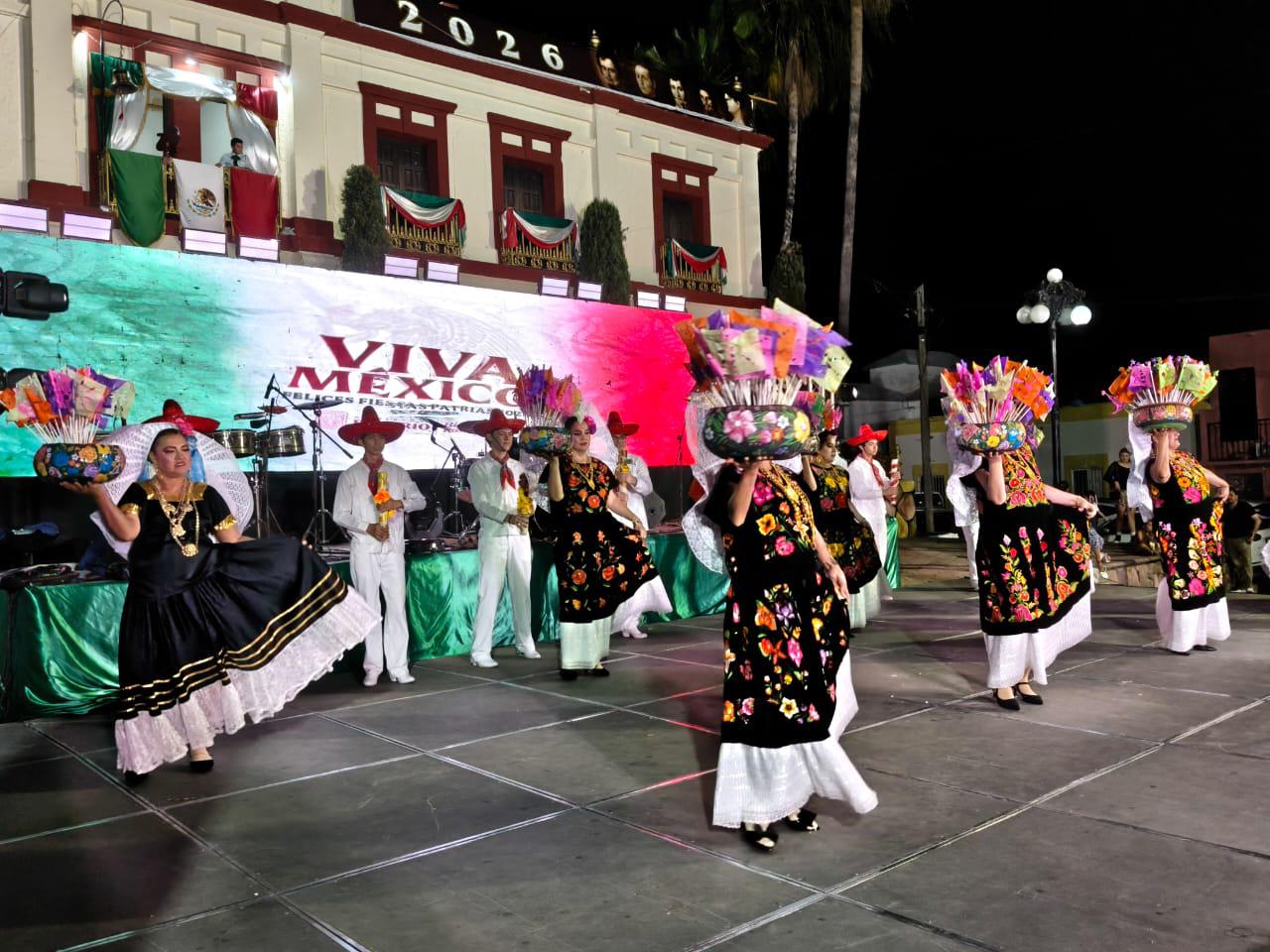 $!Alcaldesa destaca a Rosario y Sinaloa en su Grito de Independencia