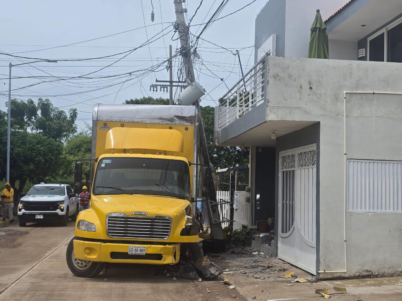 $!Camión provoca choque, apagón y daños en colonia Real de Minas, en El Rosario