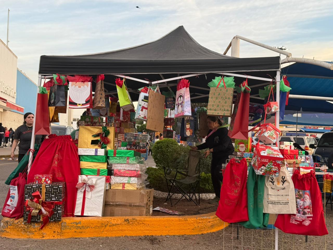 $!Culichis gastan hasta hasta 3 mil pesos por envolver sus regalos en fiestas decembrinas