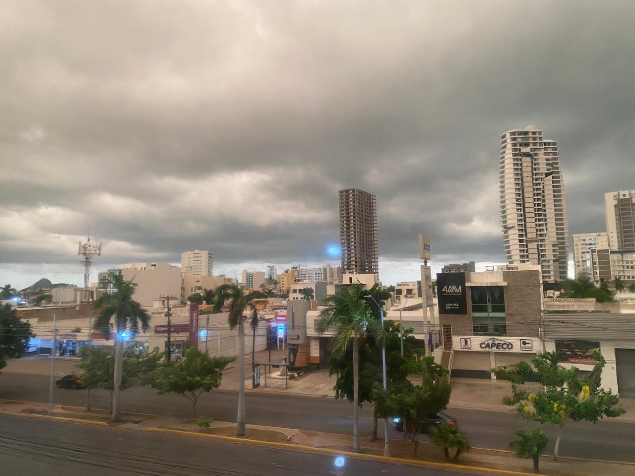 $!Alertan por lluvias fuertes en Mazatlán; reportan precipitaciones en varios sectores
