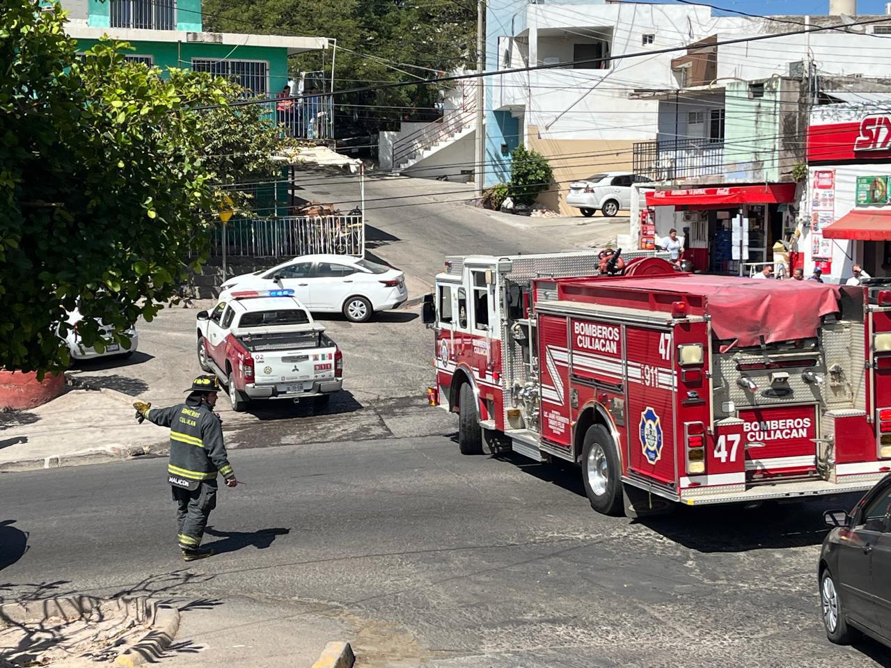 $!Se incendia un vehículo en la colonia 5 de Mayo, en Culiacán