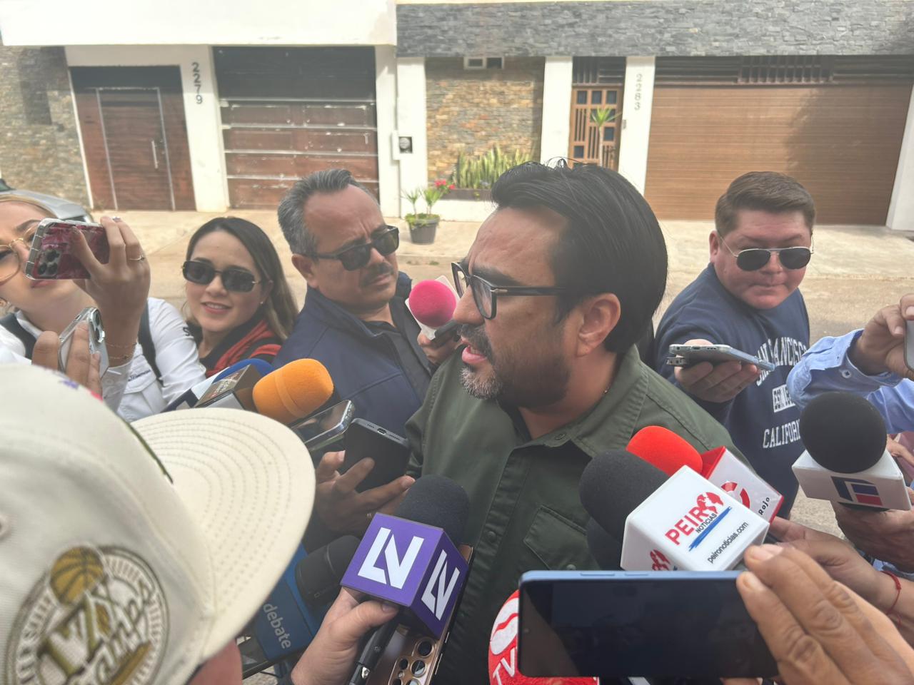 $!Inaugura Alcalde de Culiacán cancha de pasto sintético en Secundaria Federal numero 4