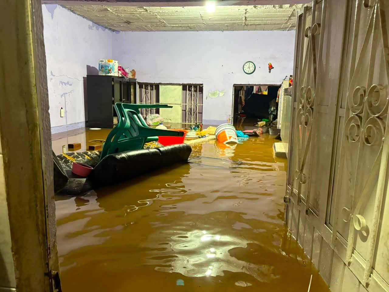 $!Rescatan y auxilian a familias tras fuertes lluvias en Mazatlán