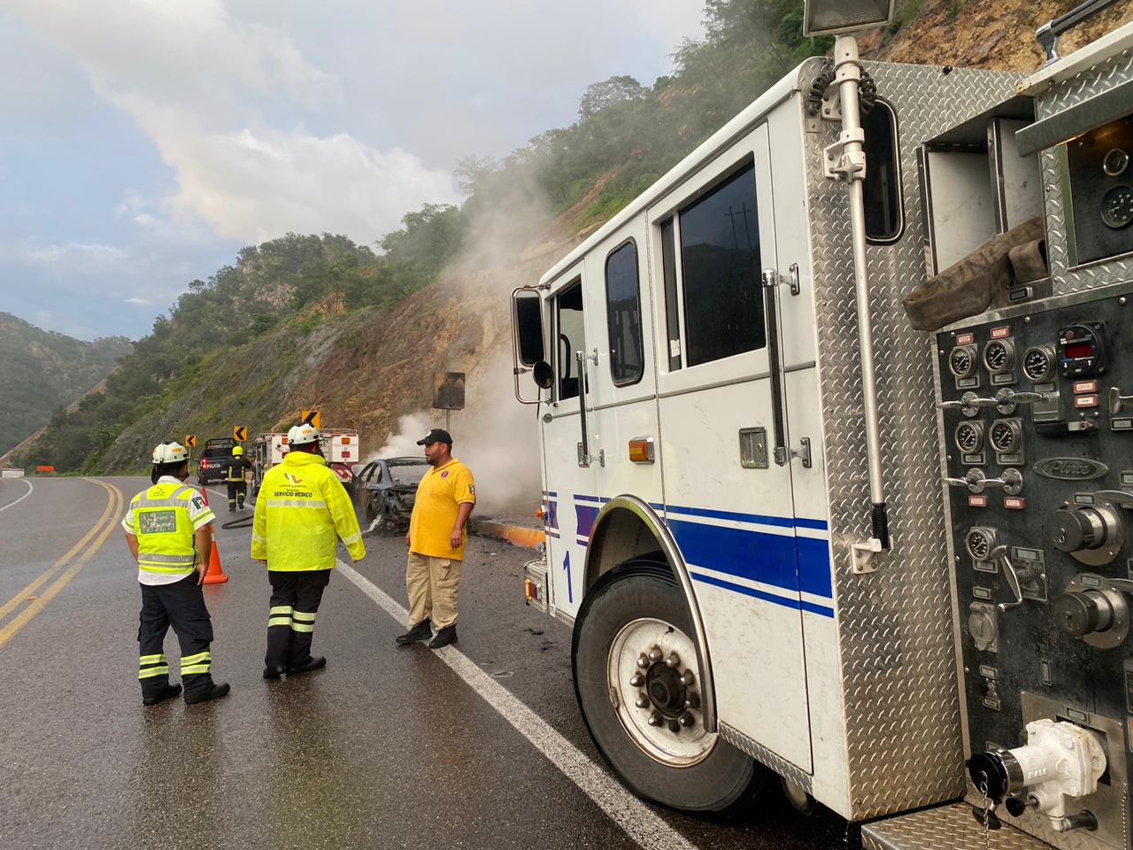 $!Incendio consume auto familiar en la autopista Durango-Mazatlán