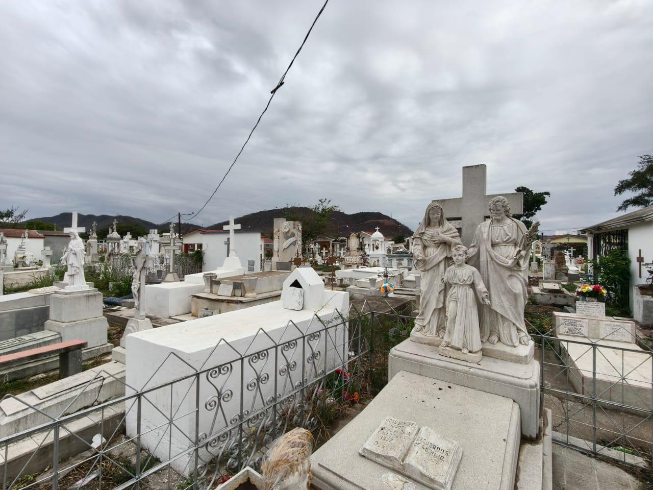 $!Denuncian abandono y falta de limpieza en panteón de Rosario durante el Día del Padre