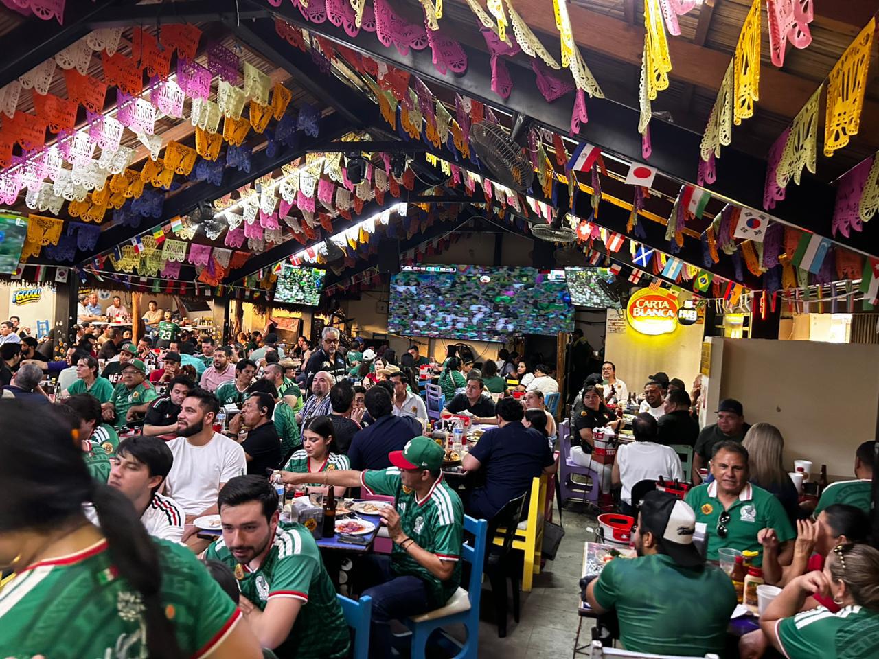 $!Afición culichi vive con intensidad el duelo de México ante Chequia en el Mundial