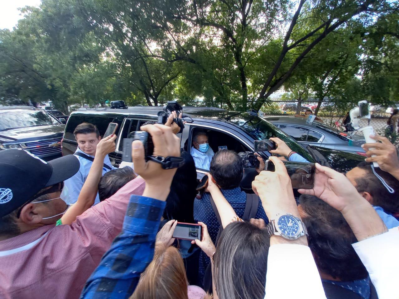 $!Arriba López Obrador a Culiacán en medio de protestas