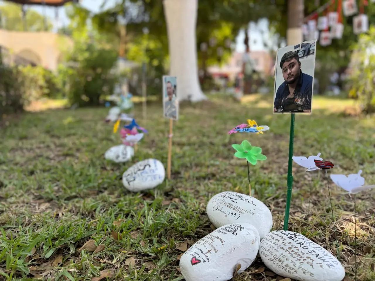 $!Sin respaldo municipal instala colectivo espacio de memoria por desaparecidos en la Plazuela Zaragoza, en Mazatlán