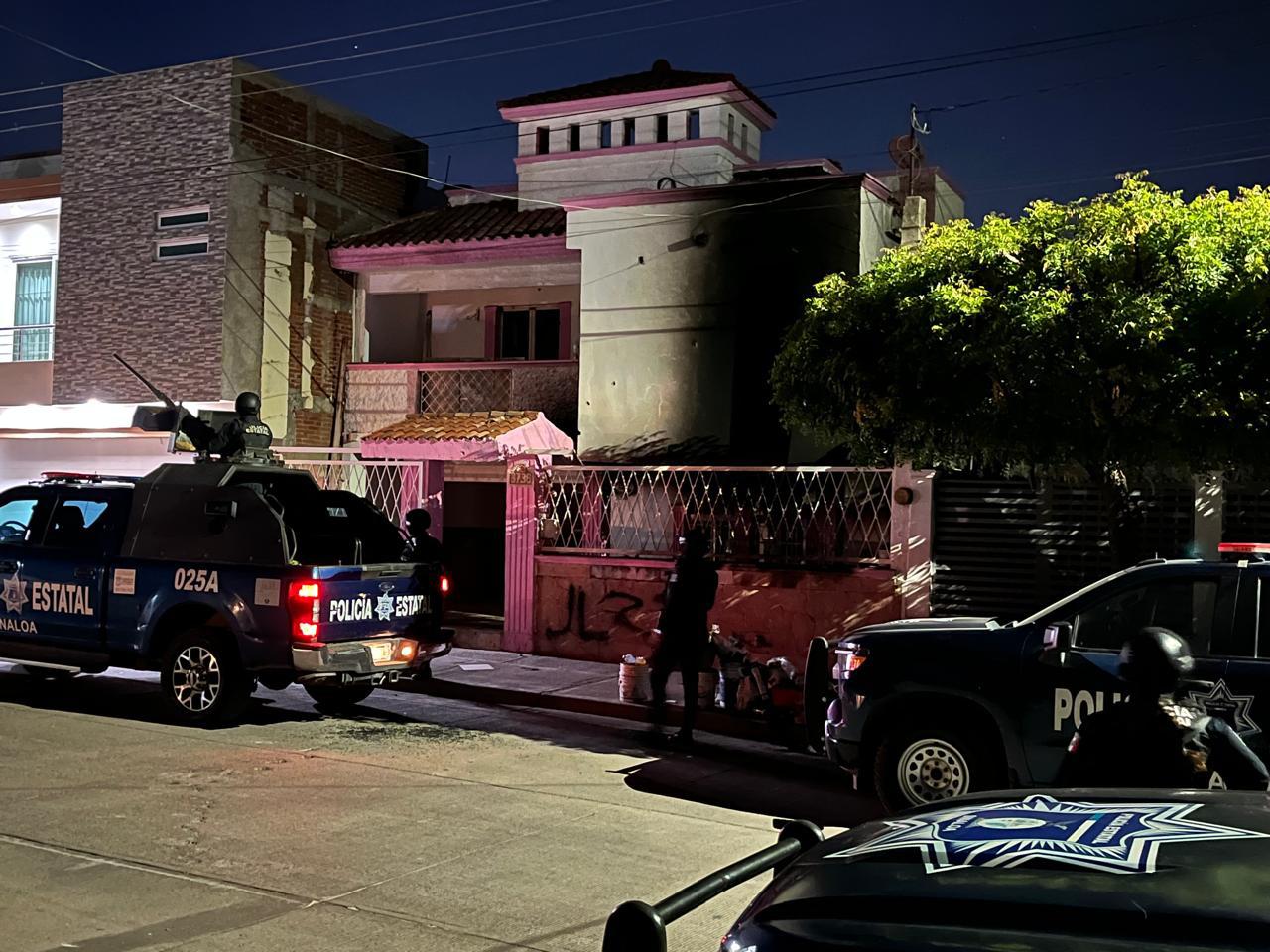 $!Atacan a balazos e incendian una casa en la colonia Guadalupe Victoria, al sur de Culiacán