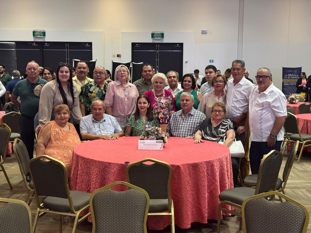 $!Julieta Montero rodeada de sus familiares y amigos.
