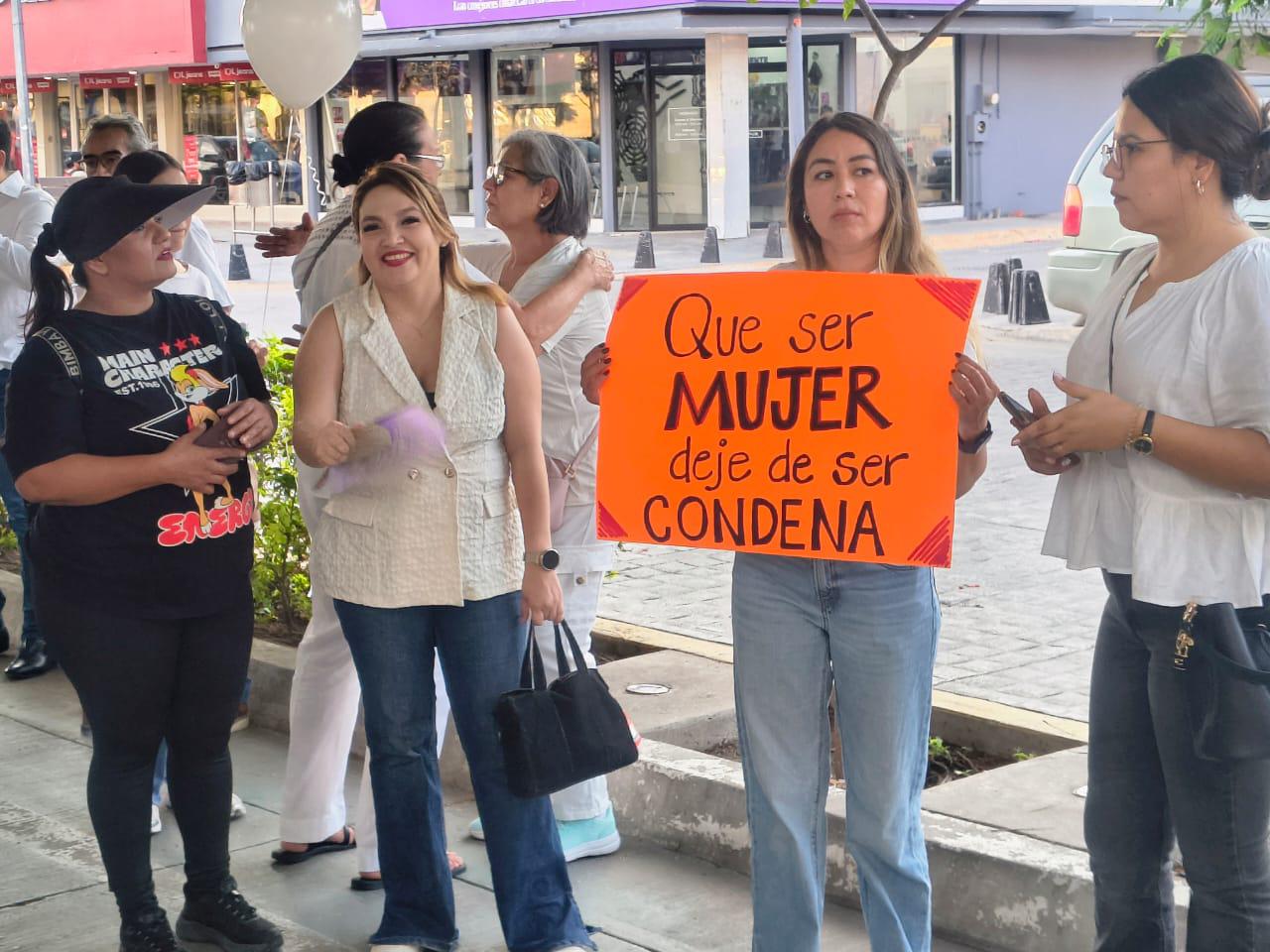 $!Exigen justicia por el asesinato de María Fernanda y su bebé en Los Mochis