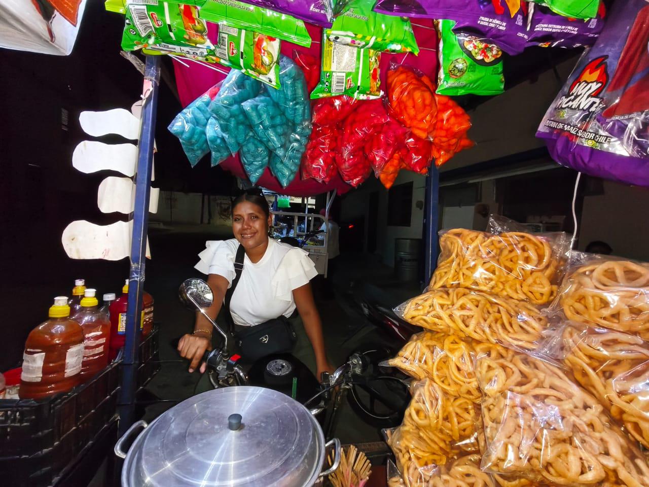 $!Amayrani confiesa que el amor a su hijo la impulsa todos los días a salir a vender en su moto