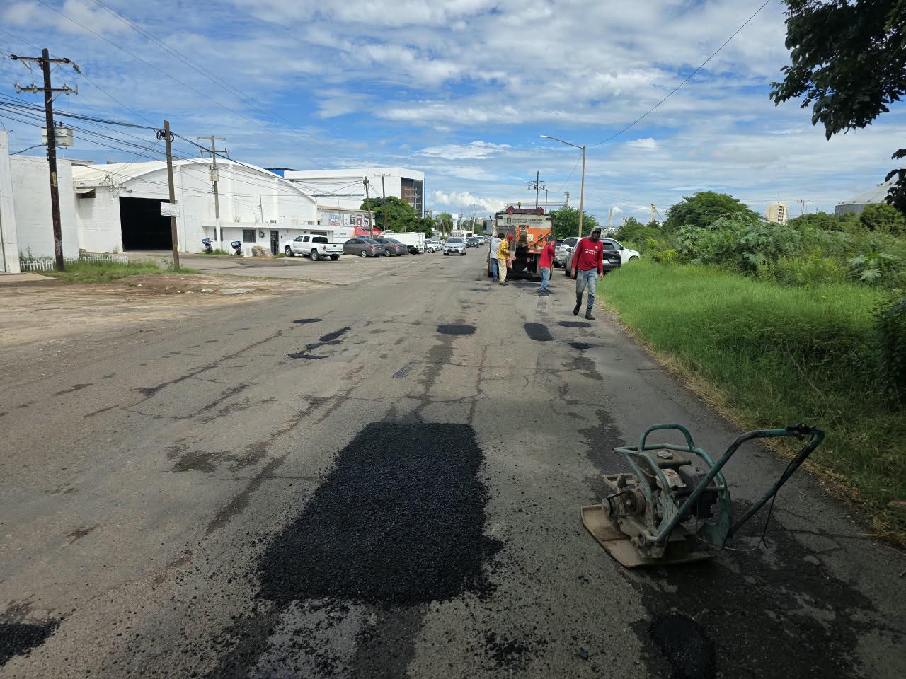 $!Avanza Comuna con trabajos de bacheo en Culiacán; cuadrillas municipales reparan asfalto en puntos afectados