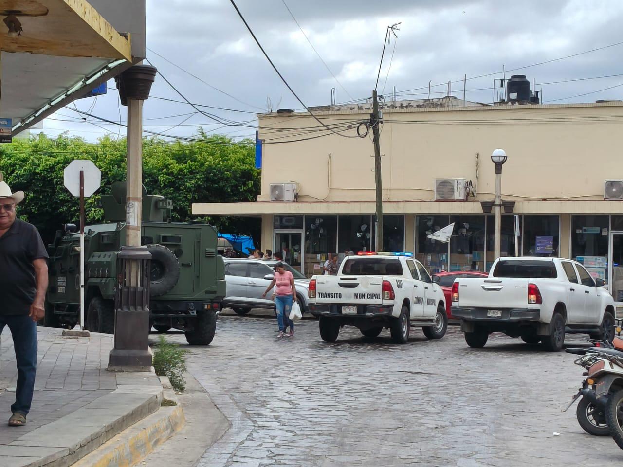 $!Desborda alcantarilla en zona comercial de El Rosario y obliga a autoridades a cerrar vialidad