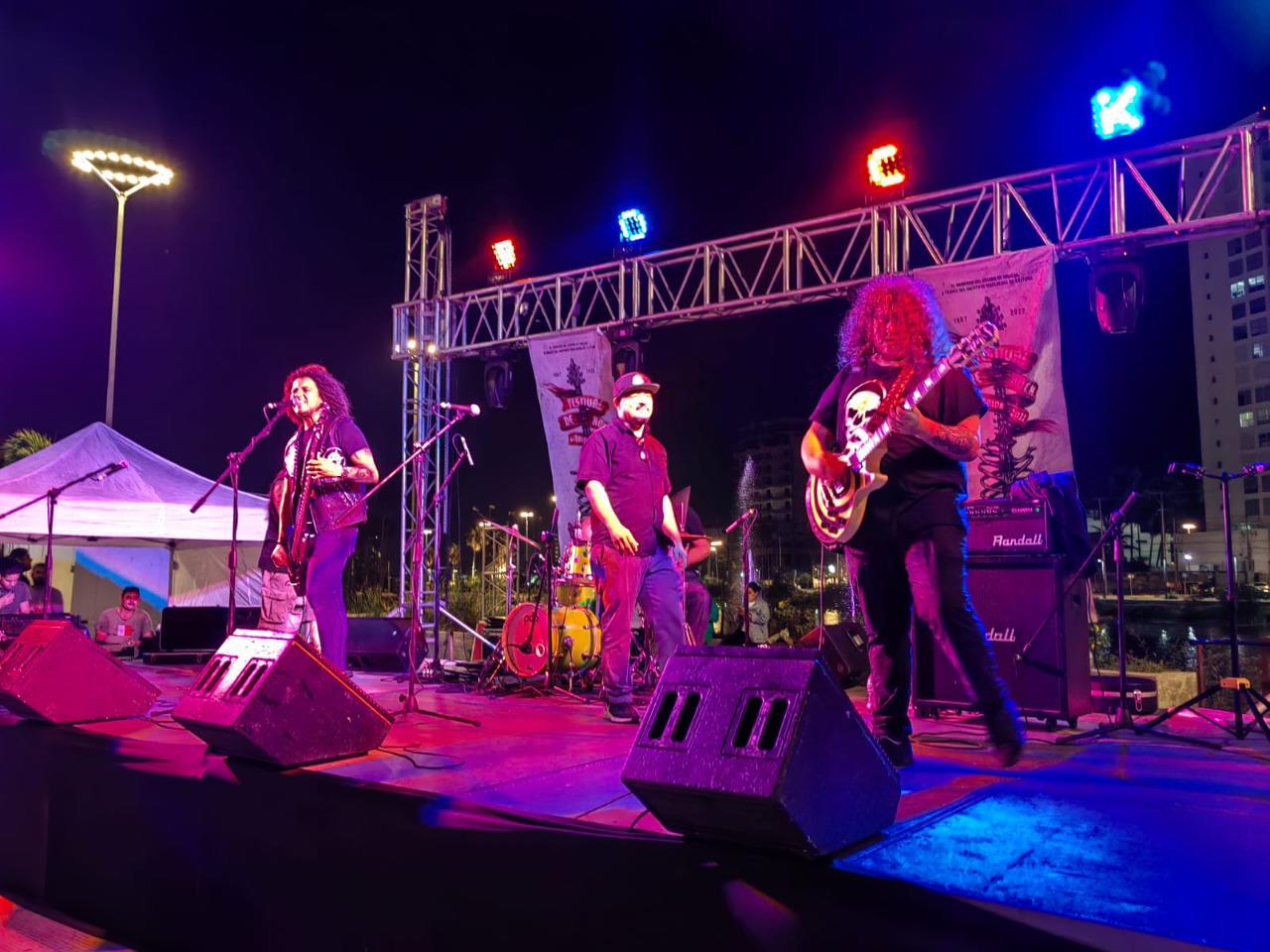 $!Disfrutan tarde de rock en el Parque Central