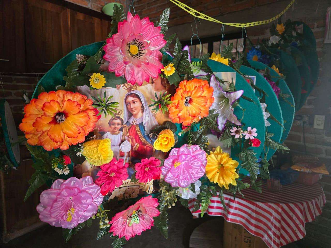 $!A pesar del dolor, no suelta la tradición: Carmen Bibriesca, más de 20 años elaborando coronas en Cacalotán