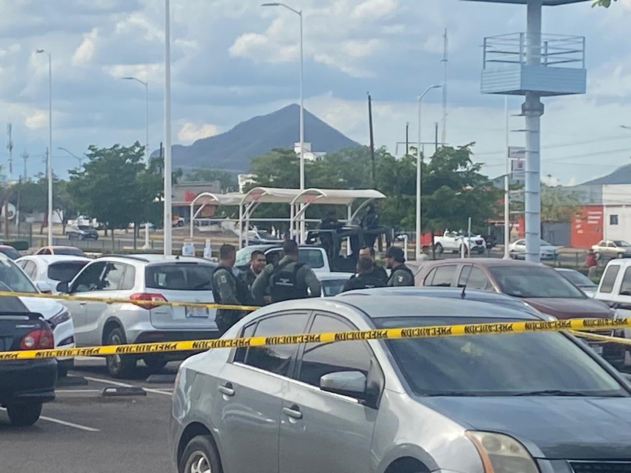 $!Ataque armado en plaza comercial deja un herido y un hombre privado de la libertad