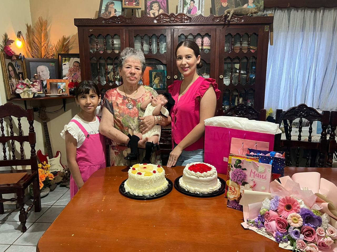 $!Su nieta y sus bisnietas Karla Veliz, Karen y Keyla, la acompañaron en ese día especial.