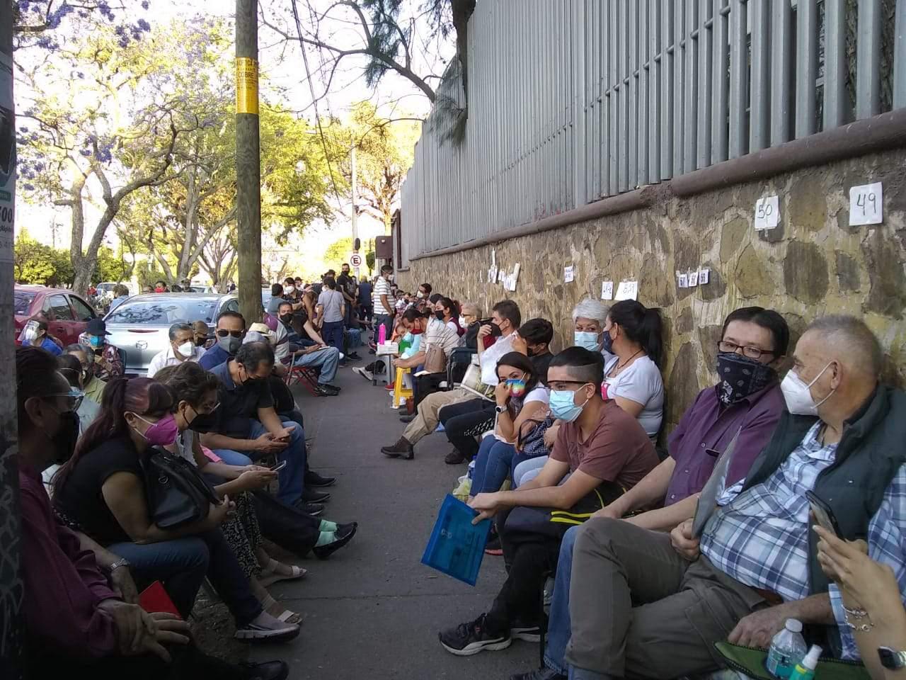 $!En Jalisco esperan formados hasta 60 horas para recibir la vacuna contra el Covid-19