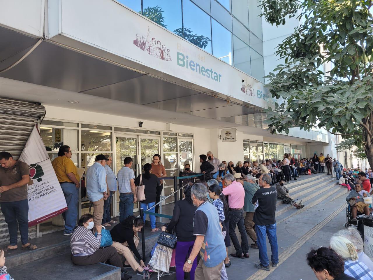 $!En Culiacán, adultos mayores se aglomeran en Banco del Bienestar en espera de su pensión