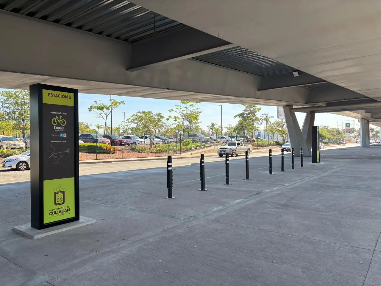 $!Con dos años de retraso, así luce la ciclovía de Culiacán; empezaría a operar este mes