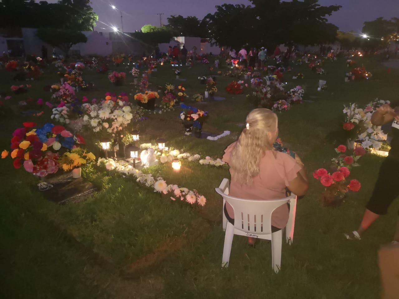 $!‘Siempre los recuerda uno’, familiares acuden a panteones de Mazatlán a pasar el día con sus seres queridos