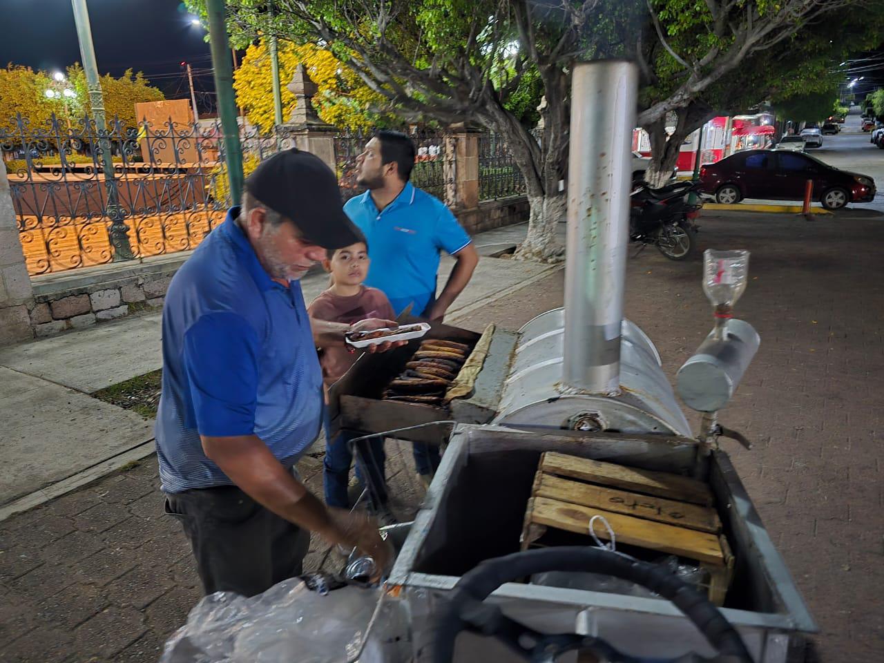 $!Tradición con sabor: José Luis Martínez, tres décadas de plátano enmielado en Rosario