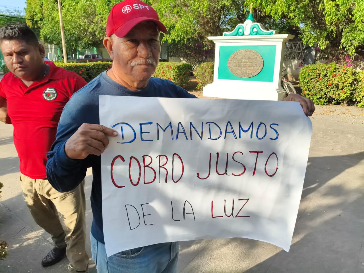 $!Usuarios toman oficinas de CFE en Rosario para exigir la refacturación de sus recibos con cobros justos