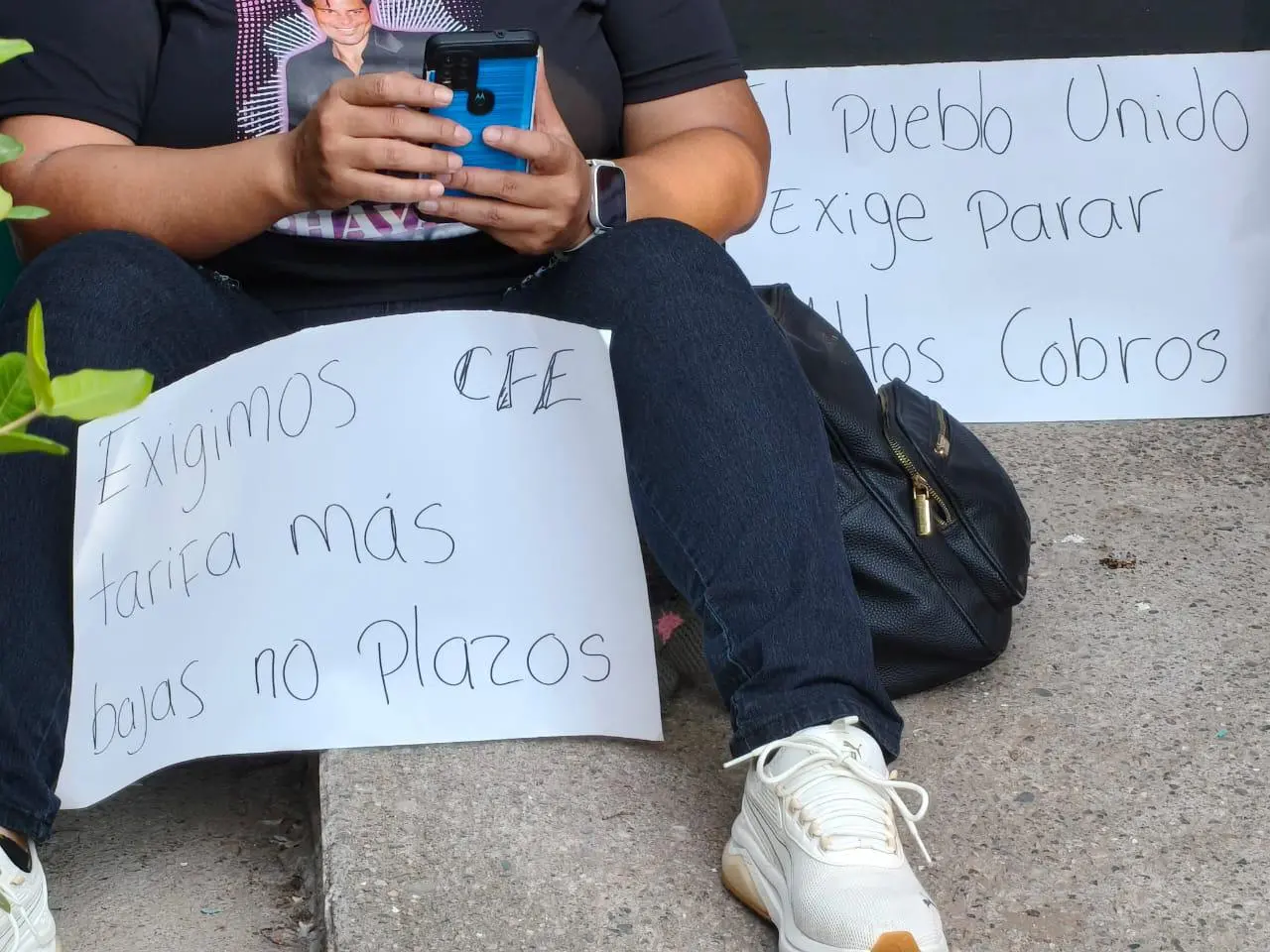 $!Usuarios toman oficinas de CFE en Rosario para exigir la refacturación de sus recibos con cobros justos