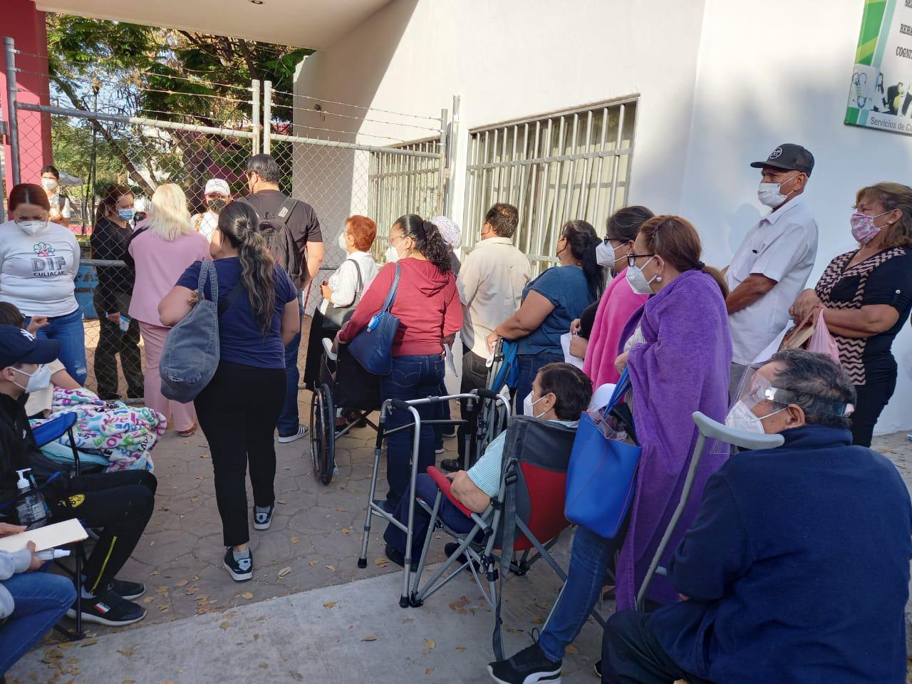$!Madrugan en el DIF Humaya de Culiacán para ser vacunados contra el Covid-19