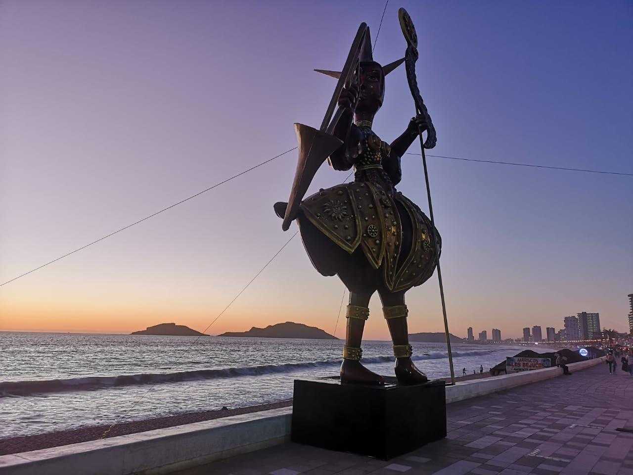 $!Colocan más monigotes en el malecón como preámbulo del Carnaval de Mazatlán, aunque su destino es incierto