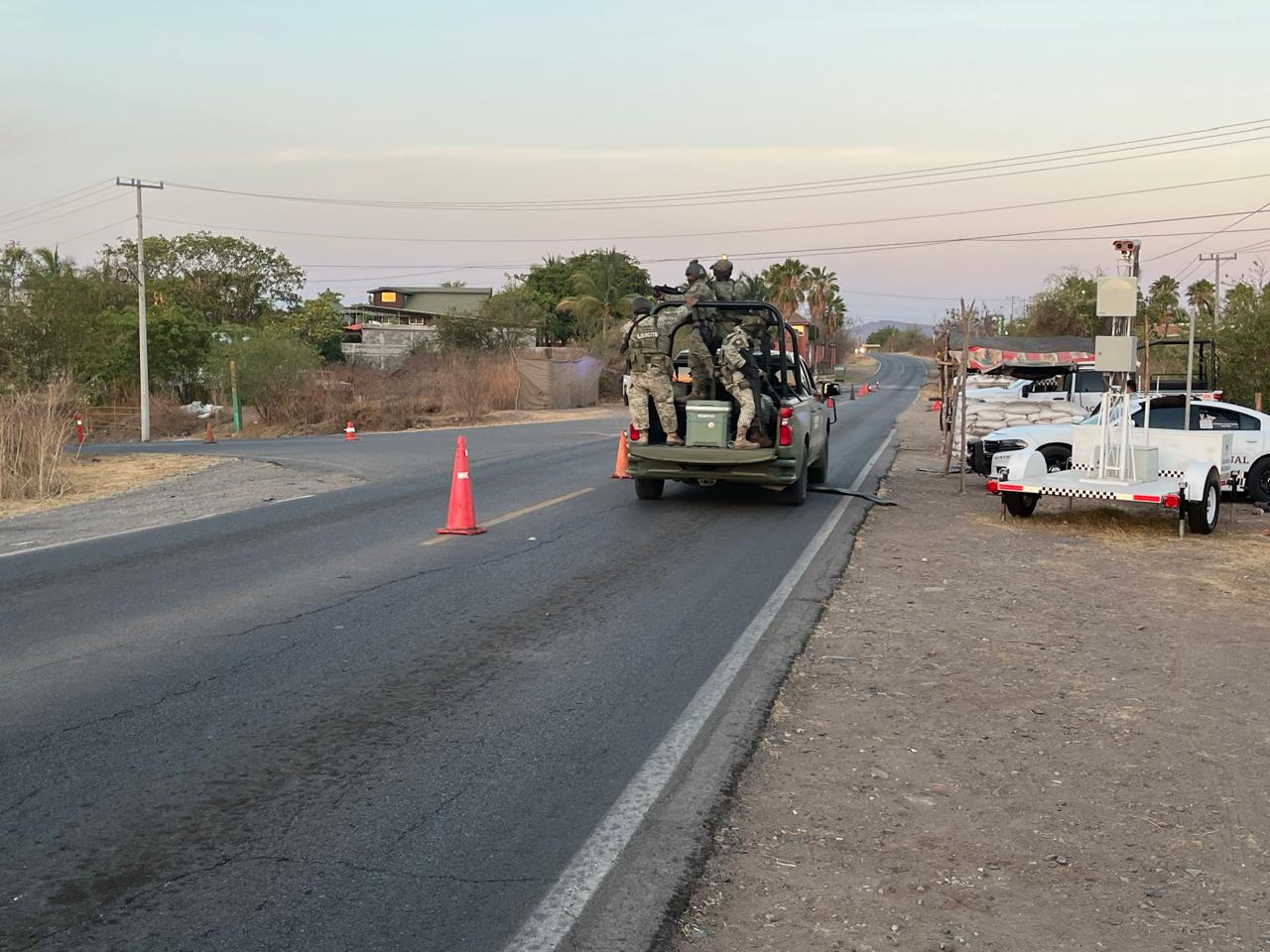 $!Despliegan operativo y sobrevuelan helicóptero militar tras enfrentamiento en El Carrizalejo, en Culiacán