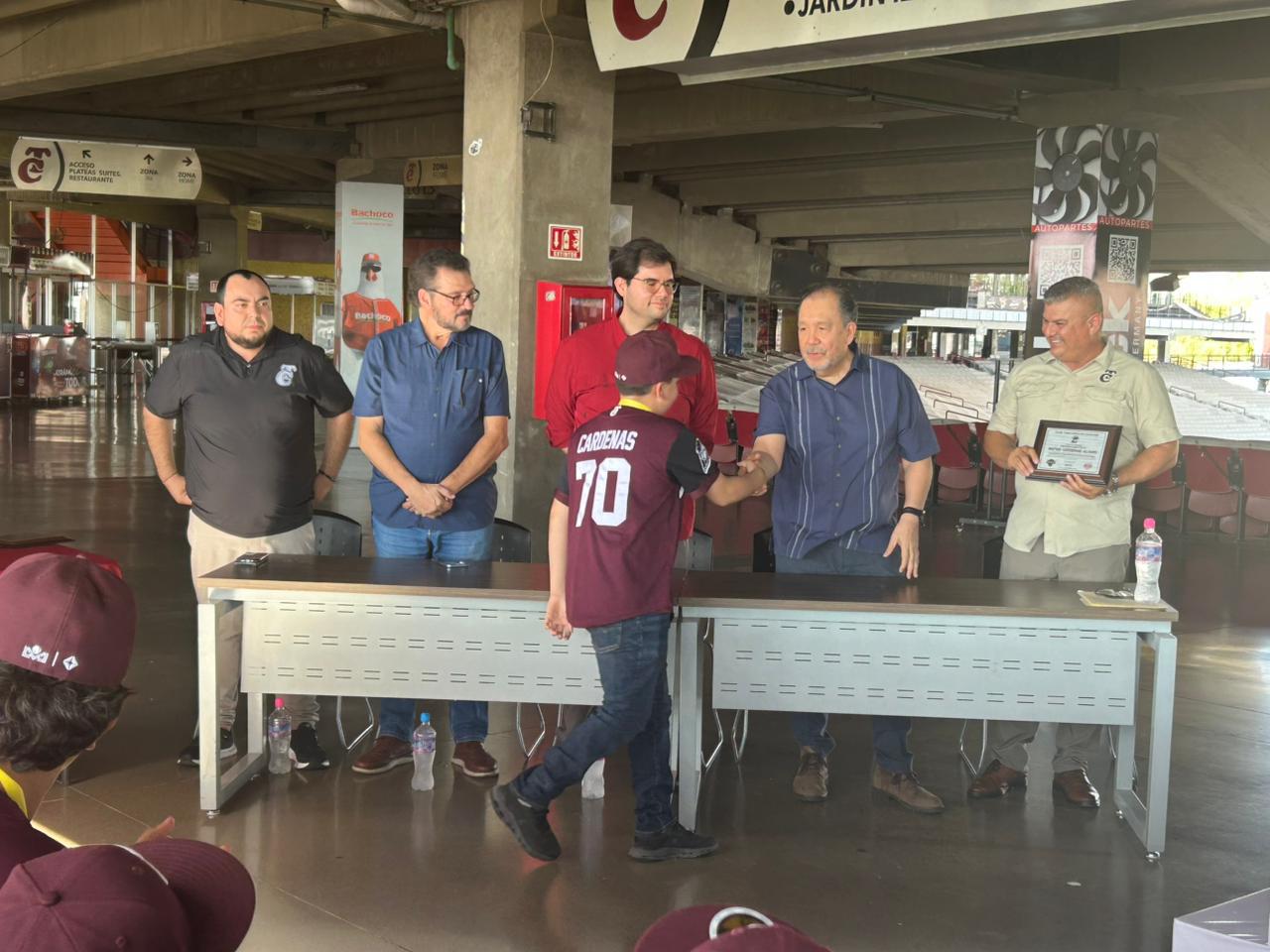 $!Recibe Club Tomateros a sus Tomateritos campeones tras triunfar en Ciudad Obregón