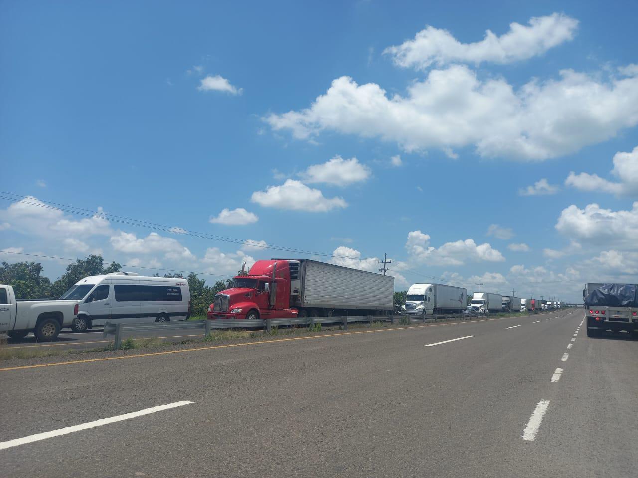 $!Provoca filtro de seguridad largas filas de autos en carretera en Escuinapa