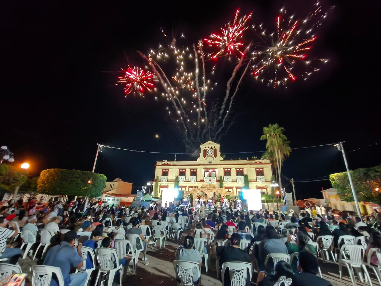 $!Con un espectáculo musical, homenajes y pirotecnia celebraron el 371 Aniversario de la fundación de El Rosario