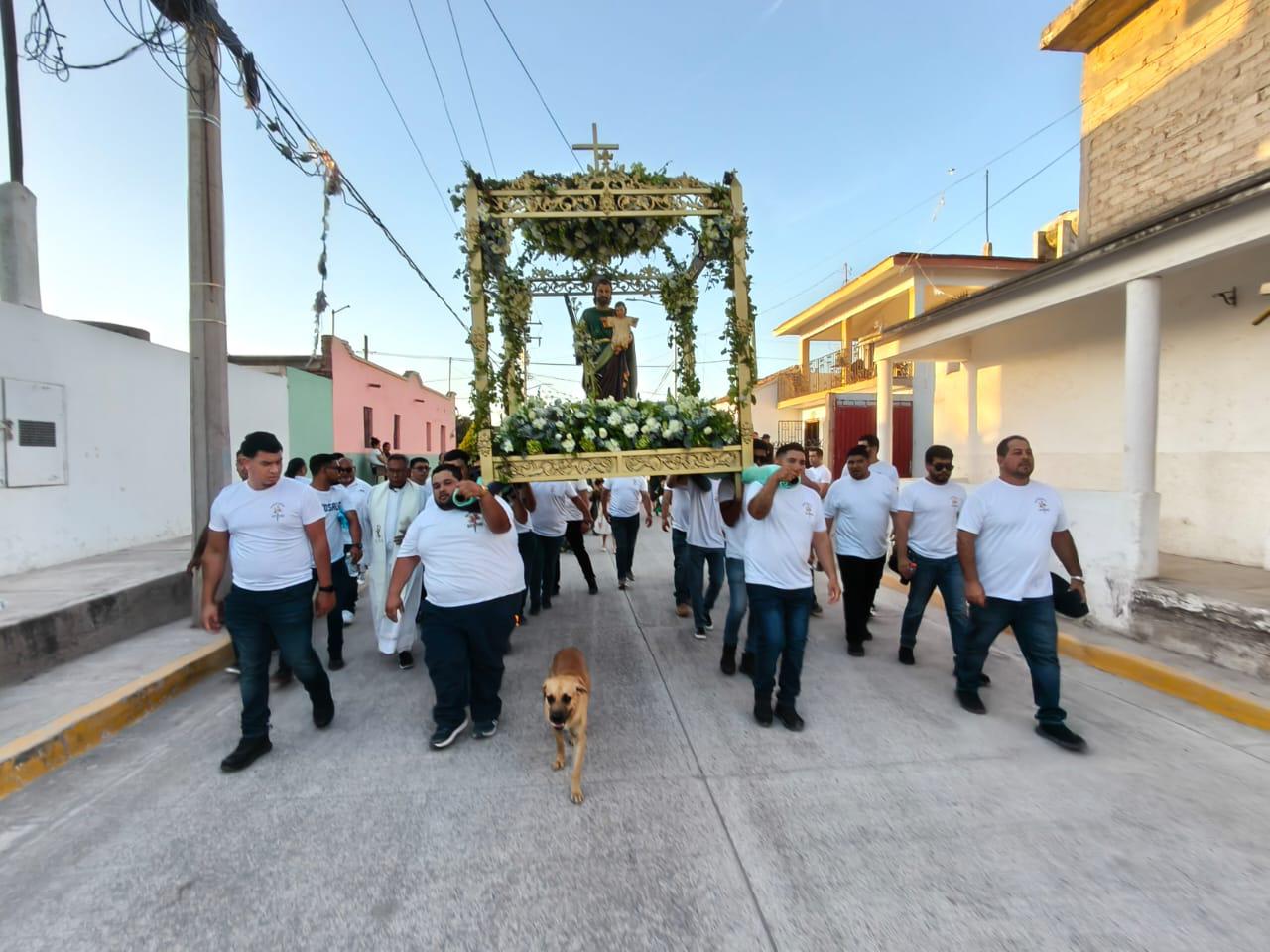$!Bruno y Oso, dos lomitos fervorosos en el templo parroquial del Señor San José, en Agua Verde