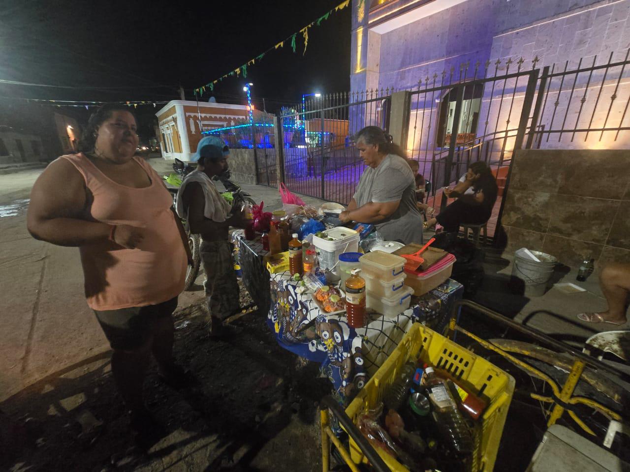 $!‘Yeya’ sostiene a su familia ofreciendo tostadas con ceviche, en Agua Verde, Rosario