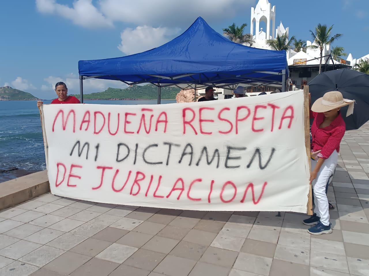 $!Realizan Jubilados de la UAS nuevo plantón en Mazatlán; ahora en la zona turística