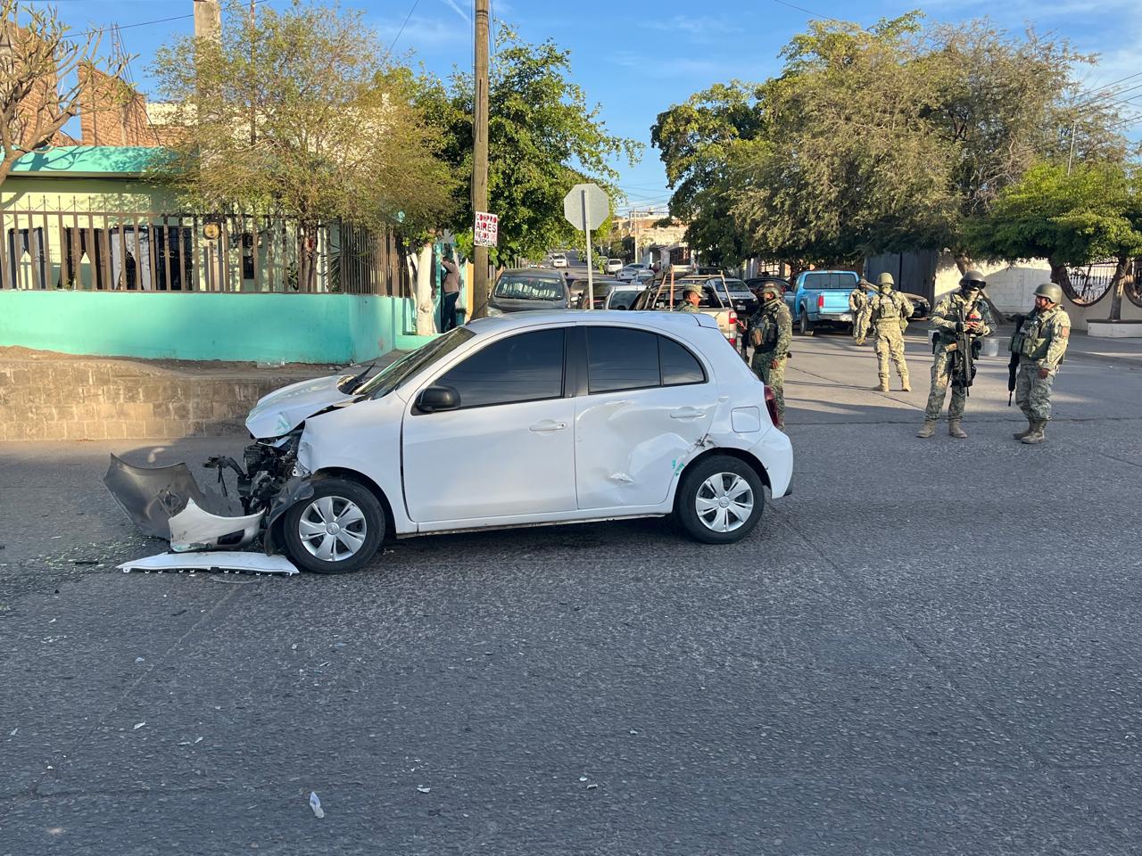 $!Presuntos civiles armados chocan un vehículo y lo dejan abandonado en la colonia Díaz Ordaz, en Culiacán