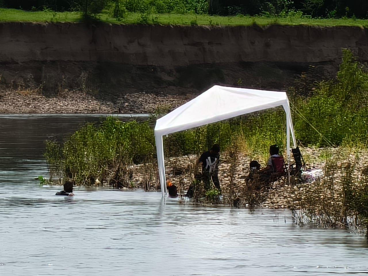 $!Apagón lleva al río Baluarte a familias de Rosario y Escuinapa para mitigar el calor